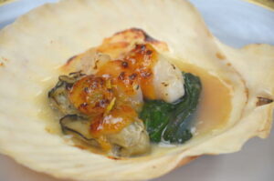会席料理サンプル　牡蠣と帆立のゆず味噌焼き